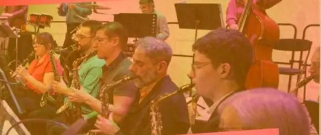 Des musiciens d'un orchestre d'harmonie en concert, saxophones au premier plan