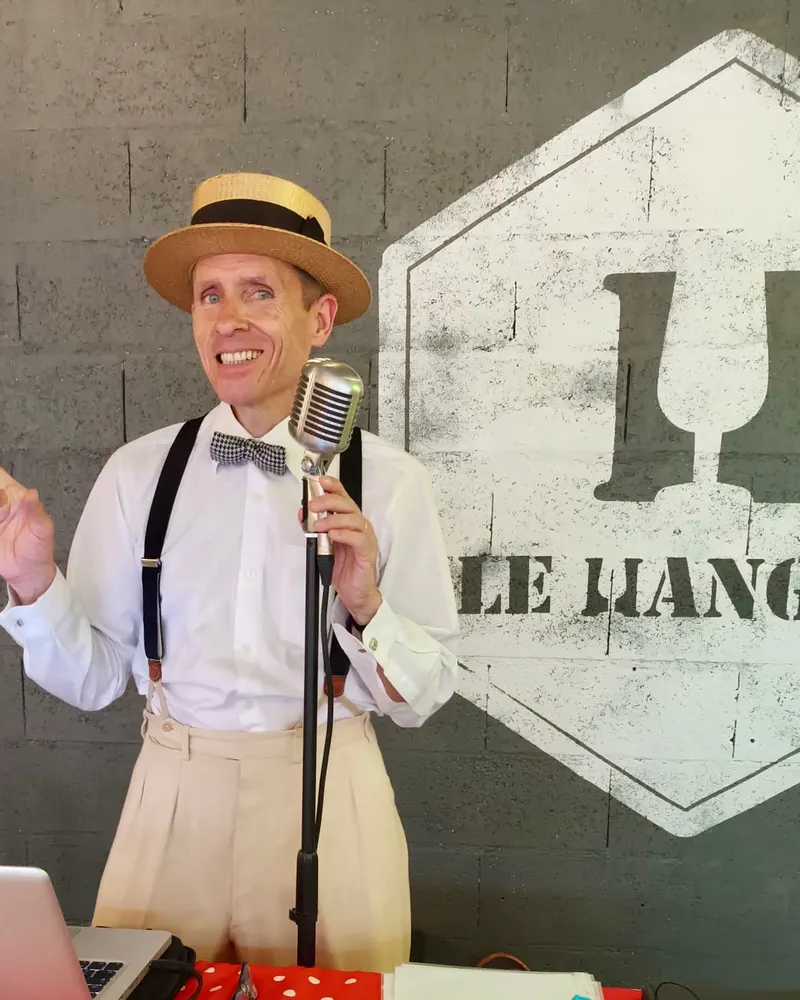 L'animateur de ProviDanse au micro