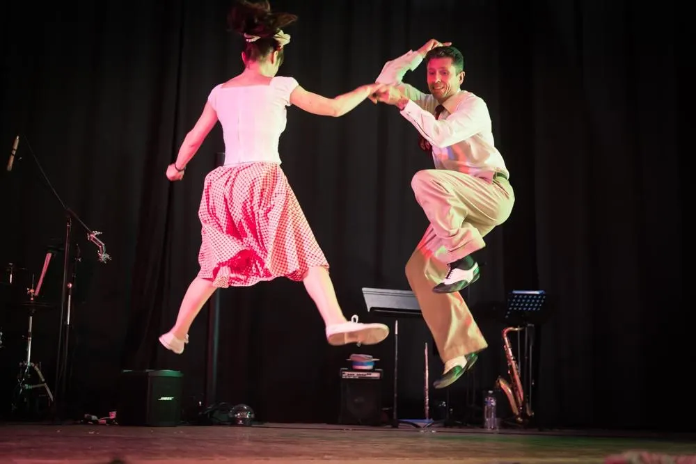 Les danseurs de ProviDanse en plein saut sur scène